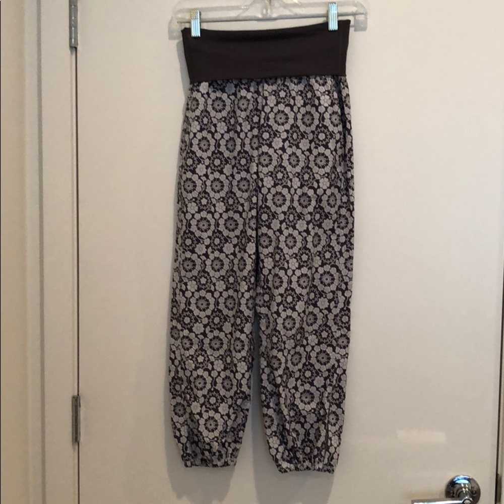 LULU LEMON printed Capri pants. Sz 2